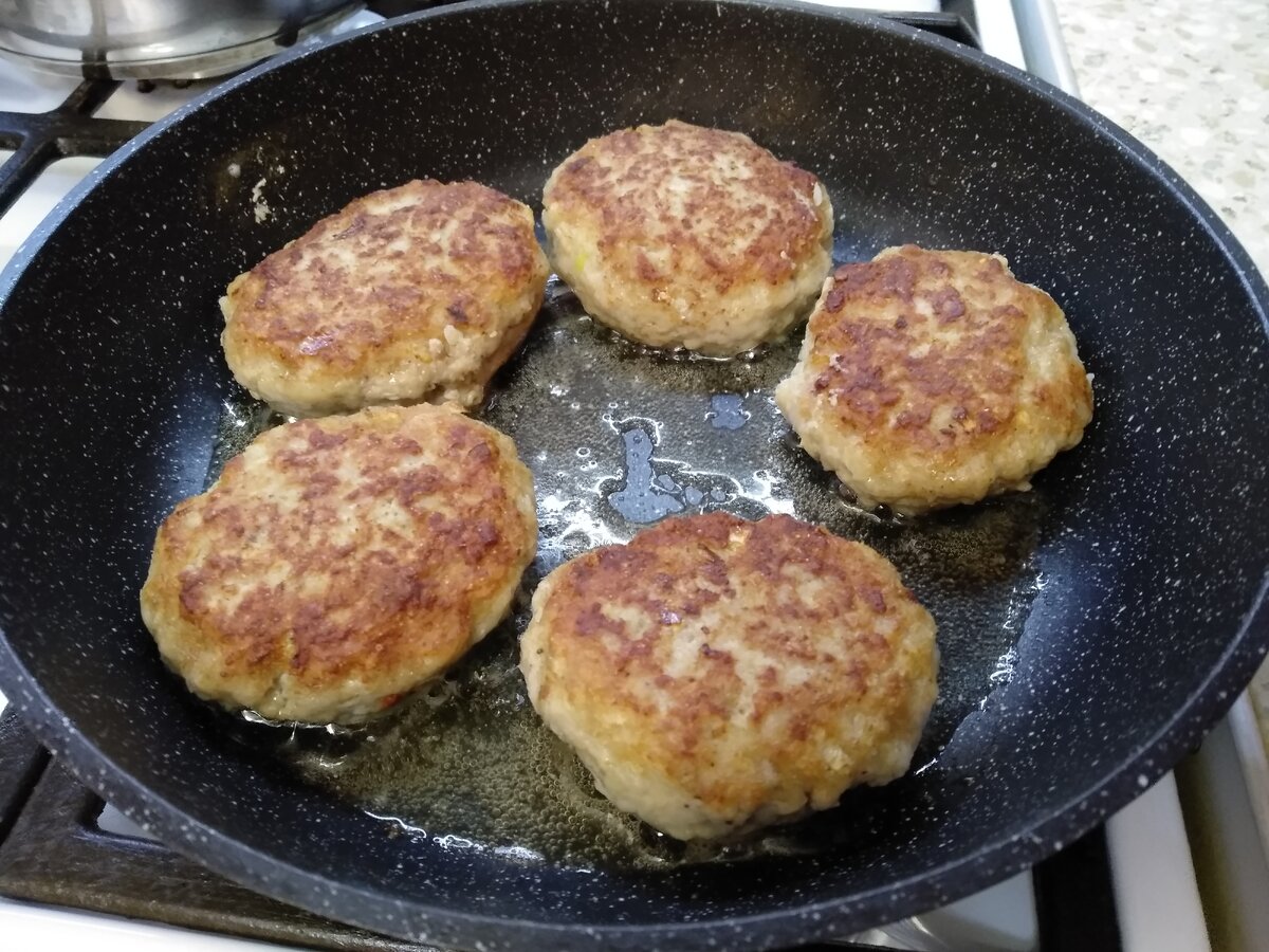 Жарить замороженные котлеты на сковороде. Котлеты жарятся на сковороде. Как жарить котлеты из магазина на сковороде. Жареные котлеты на сковороде. Жареные котлеты для инстаграмма.