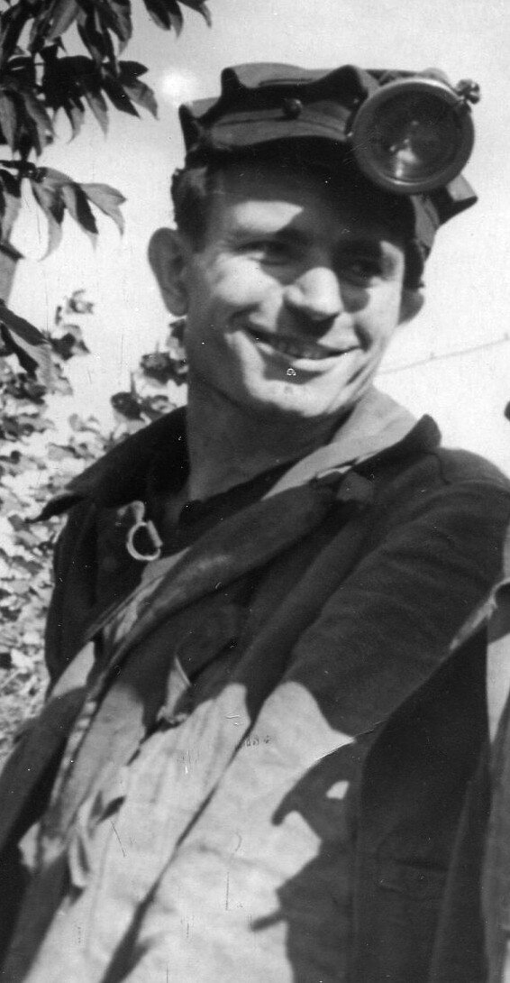      Мой отец уже ушёл из жизни, но есть много моментов, о которых я вспоминаю с благодарностью, как он нас воспитывал. Всё это происходило как-то ненавязчиво, но давало какой-то своеобразный толчок, и сейчас, анализируя это, думаю, что многое в жизни пришло, благодаря такому воспитанию.      Он большую часть жизни проработал в шахте забойщиком. Тяжелейший физический труд в три смены, а учитывая, что в те времена шахтёры очень хорошо зарабатывали, когда в ресторан можно было сходить за пять рублей, а уж за десять, тут и говорить не о чем, то конечно выпить «не любили». Для моей мамы это было не хорошо, а для нас – детей нормально, потому, что он становился добрым, приносил конфеты и прочие вкусности, не ругал, и ходил с нами в парк, конечно, чтобы выпить пиво с мужиками, ну а нам доставалось мороженое, лимонад , катание на каруселях и на лодке. 
     Конец пятидесятых, начало шестидесятых был расцвет культуры, по крайней мере, в моём понимании. Строились парки, агитплощадки, на которых играл оркестр, или выступали поэты, вечером танцы, было много интересного.  Люди собирались и отдыхали, в те времена телевизор был большой редкостью.   
     В парке культуры и отдыха всегда было много людей. Все гуляли, катались на каруселях, сидели просто на траве, разложив еду, пили пиво и газировку, в общем народу очень много.
     Так вот, напившись той самой газировки всегда хотелось в туалет по-маленькому, а до туалета идти далеко, так вот отец научил, как справить нужду при большом количестве народа. Ты говорит будь естественным, ложись возле дерева на бок, облокотись на локоть, будто отдыхаешь, расстёгивай ширинку и делай дело, никто не обратит внимания. И действительно, так оно и было.
     Или,  когда плавали на лодке по озеру, ну и естественно, купались, держась за лодку, а потом надо было выжать трусы. Раздевалок не было. Отец учил, - будешь прятаться за деревом, на тебя обязательно обратят внимание, а в те времена мы были очень стеснительные. Так вот он делал так. Заплывали на середину озера, а кругом другие лодки, на берегу много людей, снимай, говорит, трусы и выжимай, и опять же никто не обратит внимания. Вот такие житейские мудрости.
     А когда отец купил моторный велосипед, который назывался «Рига-3» нашей с братом радости не было предела. Мы могли себе позволить просто кататься, съездить на рыбалку, ну и так далее. Особенно запомнилось, когда отец сказал: «Сынок, а не махнуть ли нам на рыбалку?» Мы взяли удочки, я сел на багажник и поехали. Не передать, сколько было восторга и гордости, что я еду с отцом. 
     Как-то отец привёз с работы два столба и трубу, и мы стали делать с ним турник. Упирались, копали ямы, а грунт был глинистый с камнями, но всё-таки осилили его и сделали турник. Благодаря ему, я очень развился физически, силы было столько, что я заламывал на руках взрослых мужиков – шахтёров, хотя мне было всего пятнадцать лет.
     Ещё отец научил меня строительным навыкам. Хоть я по профессии моряк, но очень люблю что-то делать своими руками, похоже это в крови. Когда мне было четырнадцать лет, отец спросил нас с братом: «Хотите мотоцикл?» Конечно мы хотели. И мы поехали с ним на заработки в колхоз. Меняли в свинарнике деревянные полы на кирпичные. Там я тоже многому научился. Вставать в шесть утра, идти на конюшню, запрягать лошадь, грузить и возить кирпичи, глину. В общем весёленькое выдалось лето. Я научился скакать на лошади верхом, одевать седло и сбрую. И ещё ходить на рыбалку  до работы, вставая в четыре утра. Драться с колхозными пацанами из-за девчонки, с которой впервые в жизни поцеловался…
     А ещё я с ним ездил на поезде в Ленинград. Он собирался в гости к родному брату. Дело было перед Новым 1965-м годом. Мы с мамой пошли провожать его на поезд, а он в последний момент говорит: «Сынок, поехали со мной». Мать, скрепя сердце меня отпустила. Это были незабываемые Новогодние каникулы.
     Конечно было много всего, но эти моменты навсегда остались в моей памяти об отце.

