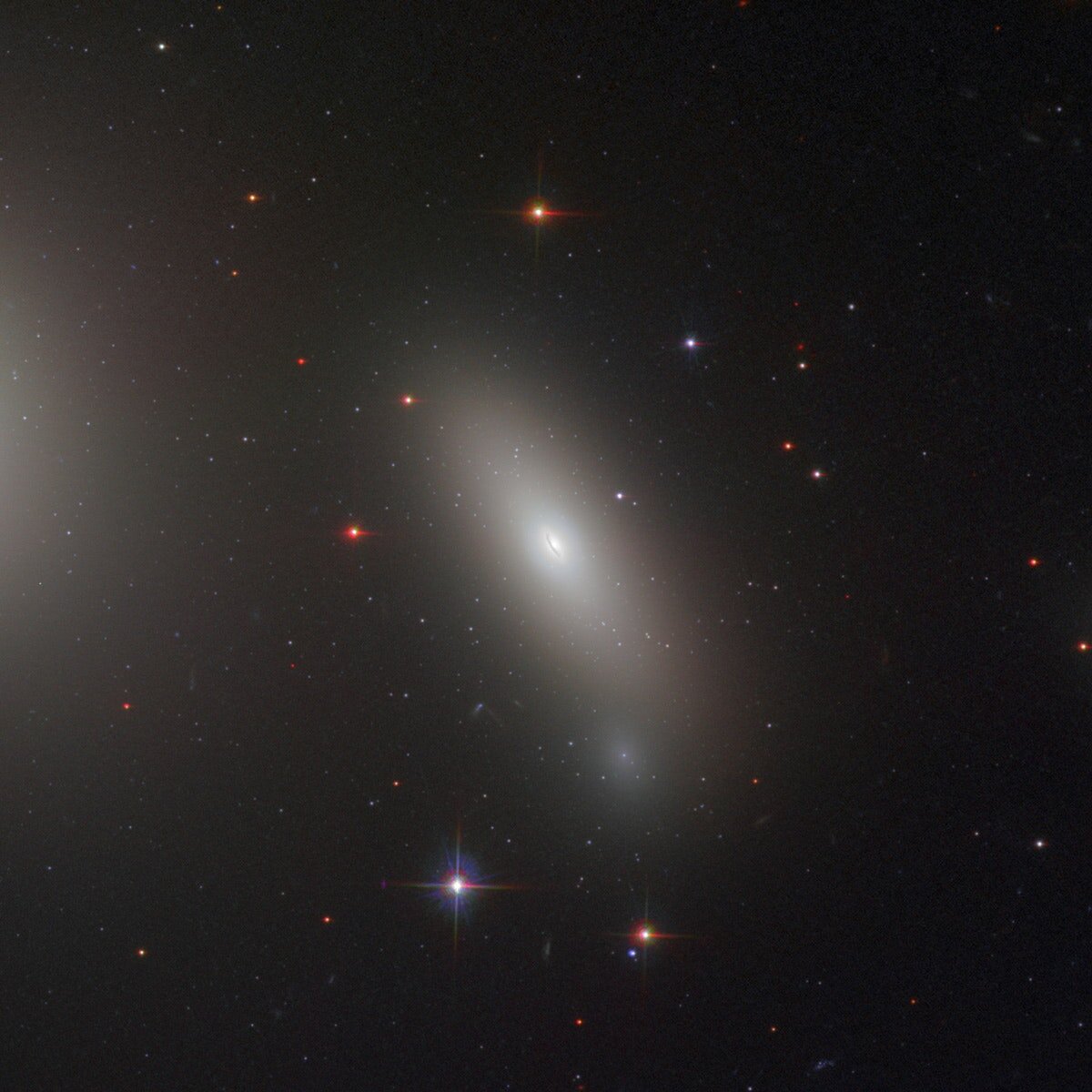 Галактика NGC 1277 — след ранней Вселенной | NASA