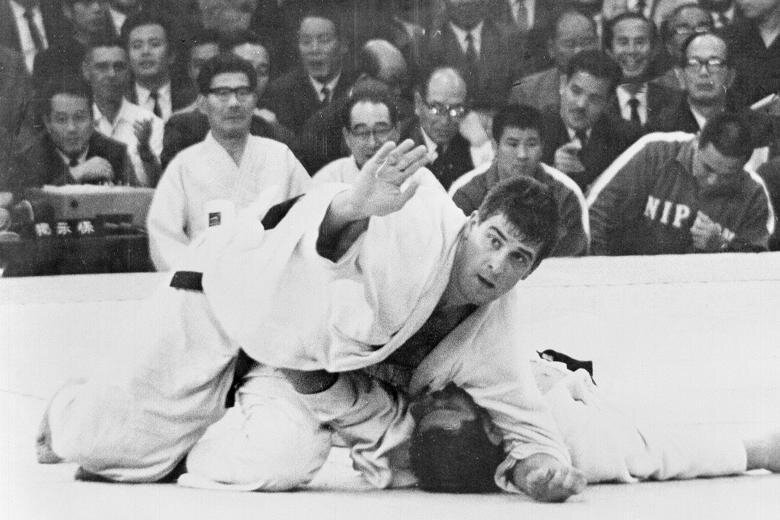 Какой вид спорта появился в токио 1964. Антон Гесинк дзюдо. Олимпийские игры Токио 1964 дзюдо. Дзюдо первый Чемпионат мира 1956. Антон Гесинк  олимпиада 1964 год.