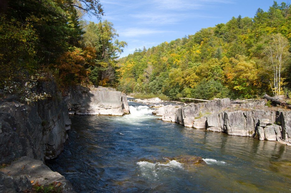 

Советы о рыбалке на северных реках Приморья: Кема, Иман, Максимовка

Posted October 1, 2012 11:58am UTC by adminCategory: НовостиTags: Голец, Мальма, Начинающим рыболовам, Уссури

Пороги Большой Кемы — незабываемое зрелище

Здравствуйте друзья! Погода не радует ни жителей Арсеньева, ни других Приморчан — фототчетов нет, остается обобщать и систематизировать полученный ранее опыт. О севере Приморья — рыбацком Клондайке, сегодня пойдет речь.

Рыбалка в Тернейском районе Приморского края увлекательна, интересна, но в то же время требует серьезной подготовки. Из-за удаленности от густонаселенных районов края и слабой инфраструктуры, добраться сюда довольно проблематично.

Как не ошибиться в подборе снастей? Что принесет улов, а что удовольствие? Рыбы с нимбом — кто они?  Почему дедок в лесу Тернейском — не самая удачная встреча? На эти и другие вопросы ищите ответ ниже!

Особенности рек северного Приморья

Тернейской тайге присущи ряд особенностей, попытаюсь их изложить:

Реки петляют, частые перекаты, ямы и короткие плесы открывают рыбаку глаза на то, где и какая рыба в реке стоит.Дороги гравийные, хорошие (помните — все относительно) — для подъезда к реке потребуется хороший внедорожник.Погода опасна — посмотрите рассказ о поездке на Амгу и вспомните снова про хороший внедорожник.Во время нереста горбуши, симы и кеты подъезды к рекам могут охраняться ОМОНом — последствия встречи с ними, даже для обычных рыбаков могут плохо кончиться.Другой водораздел — другие правила. Снасти, рыба, мушки — очень отличаются от привычных горных удочек.Необычайно красивая природа, кругом дикие звери (здесь эмоции приуменьшены цензурой).Первые впечатления от Тернея

Не могу удержаться от рассказа о своей первой встрече с Большой Кемой. Было это в 2010 году в октябре, 40 км после Тернея мы остановились для приобретения дизтоплива с лесовоза. Водитель с канистрой, а мы с Вовой к обочине — по своим нуждам.

Пейзажи реки Иман Приморского края

Придорожный ручей, шириной 40-50 сантиметров и глубиной 15-20, расслабляюще журчал и уверенно нес свои воды к заветной Кеме. Солнечные лучи причудливо играли бликами на его поверхности. И тут произошло чудо…

Вниз по течению продвигалось нечто, 40-50 сантиметров длиной, с белыми (светящимися в лучах вечернего солнца) излучинами на передних плавниках, красными пятнами на темно-вишневом теле и с нимбом (тогда мы были уверены, что он там был)! Эмоций море — если в ручье оно, то в реке что будет? На этой волне мы познакомились с удивительной Кемой.

Если у Вас есть что добавить, не стесняйтесь — форма для комментирования открыта каждому!

Как, на что и чем ловить — тема будущей публикации, иначе статья получится большой и Вы вряд ли её дочитаете. Об удочке, спиннинге и нахлысте, мухах и дедке-террористе — все завтра. До встречи, почитайте Кодекс и никогда, слышите, никогда не трясите им понапрасну

