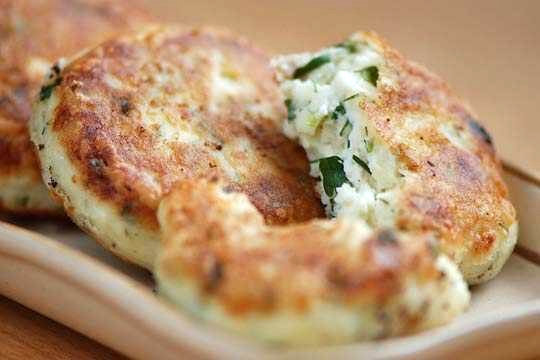 Сырники с сыром и зеленью.