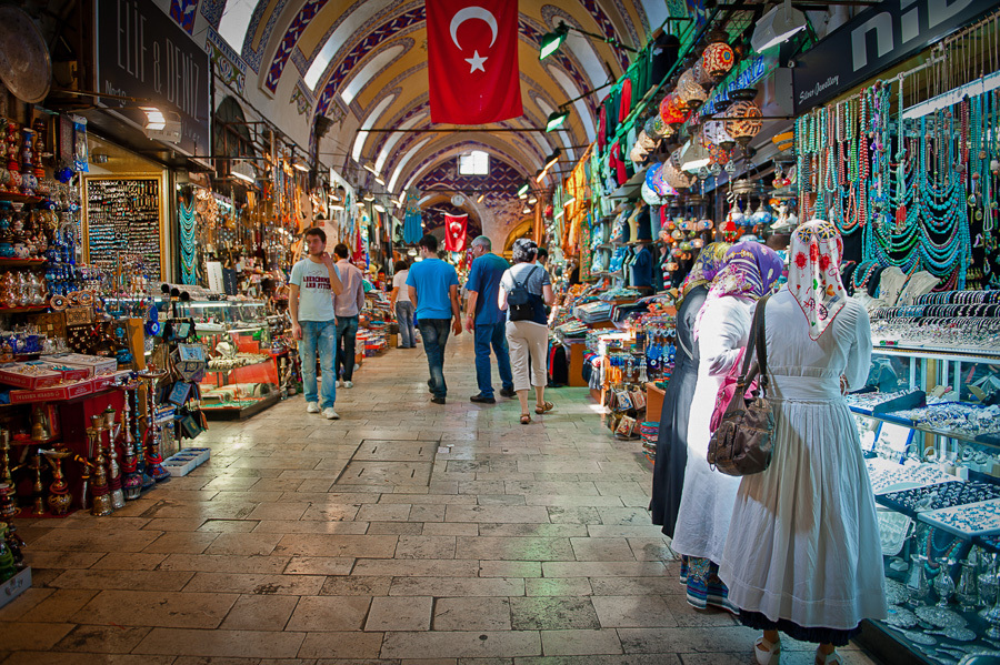 Что купить в магазине на вечер. Стамбул рынок Лалели. Турецкий базар Лалели. Восточный базар Турция. Капалы Чарши в Стамбуле.