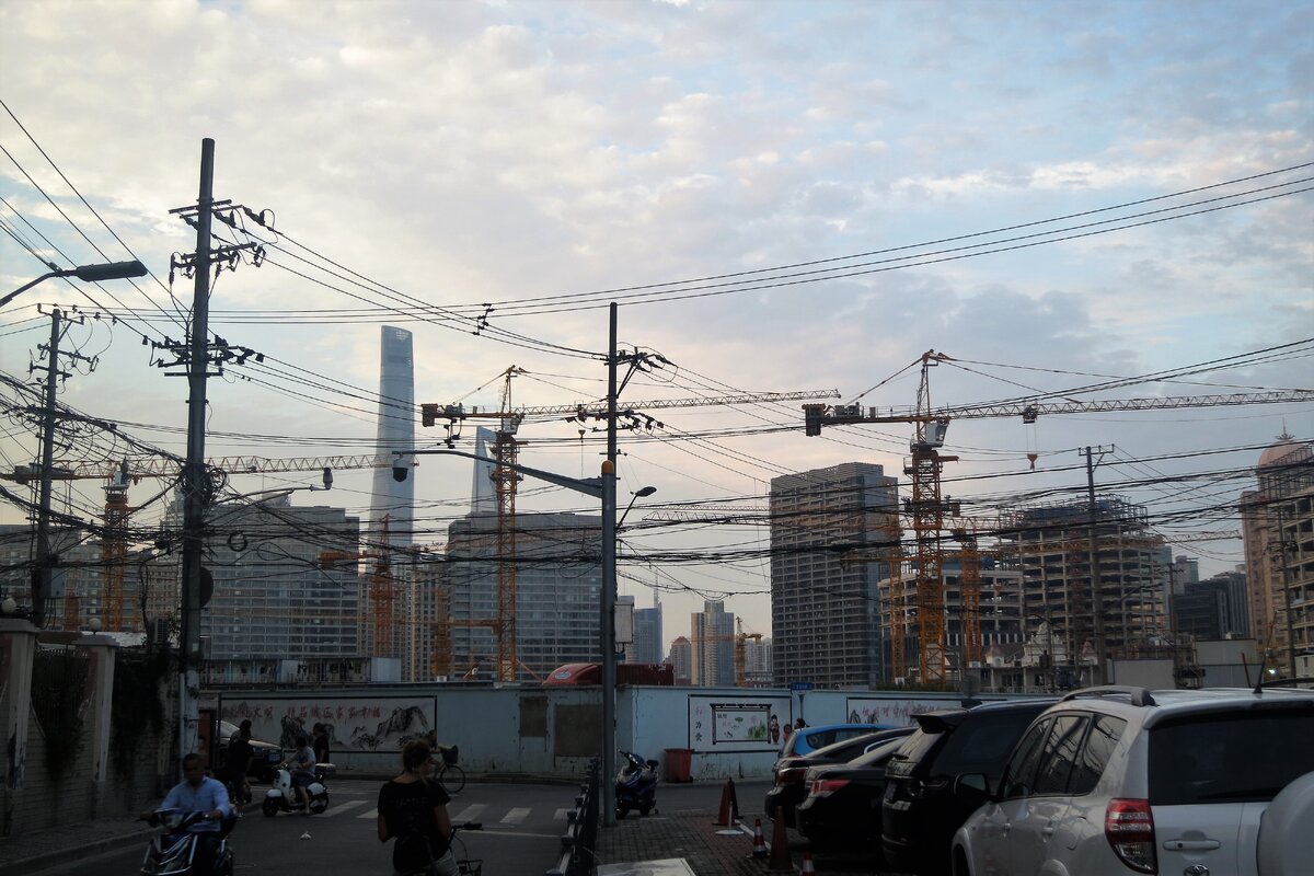 Небоскрёбы, развязки и стройки, стройки, стройки