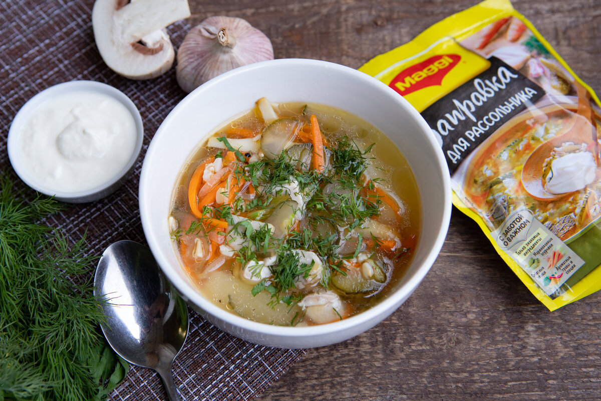 Суп из индейки рецепты простые. Рассольник. Суп рассольник с курицей. Суп с индейкой. Заправочные супы рассольник.