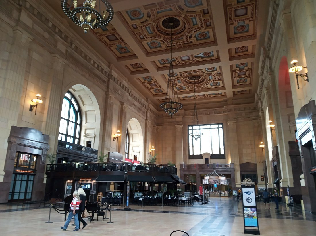 Union Station. Значение железных дорог в Америке сильно упало, пассажирские поезда здесь с конца 1980-х и до 2012 г. вообще не останавливались, но сейчас величественный вокзал превращён в туристический центр (и несколько поездов вдень на него всё же приходят).