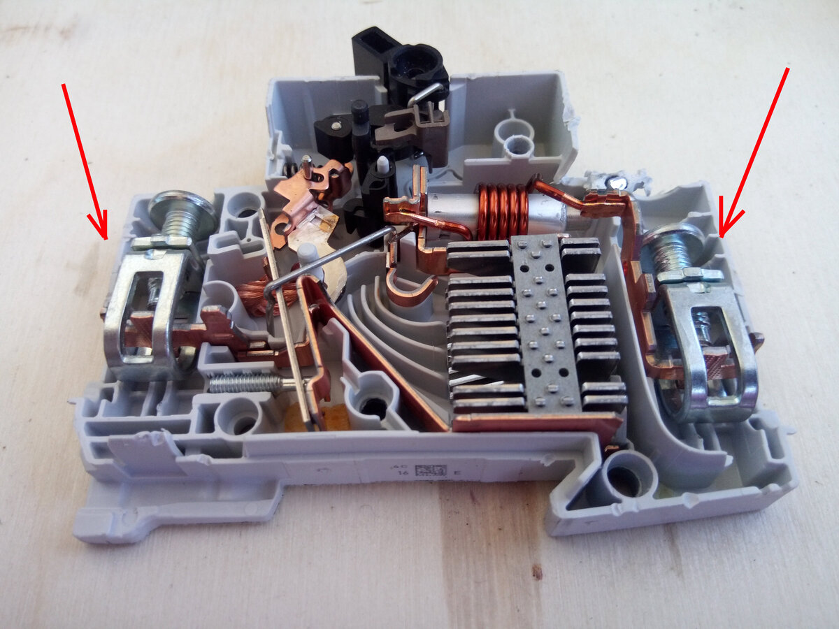 От чего сгорают щитки: клеммный зажим - самая важная деталь в автомате! |  Электрика для всех | Дзен