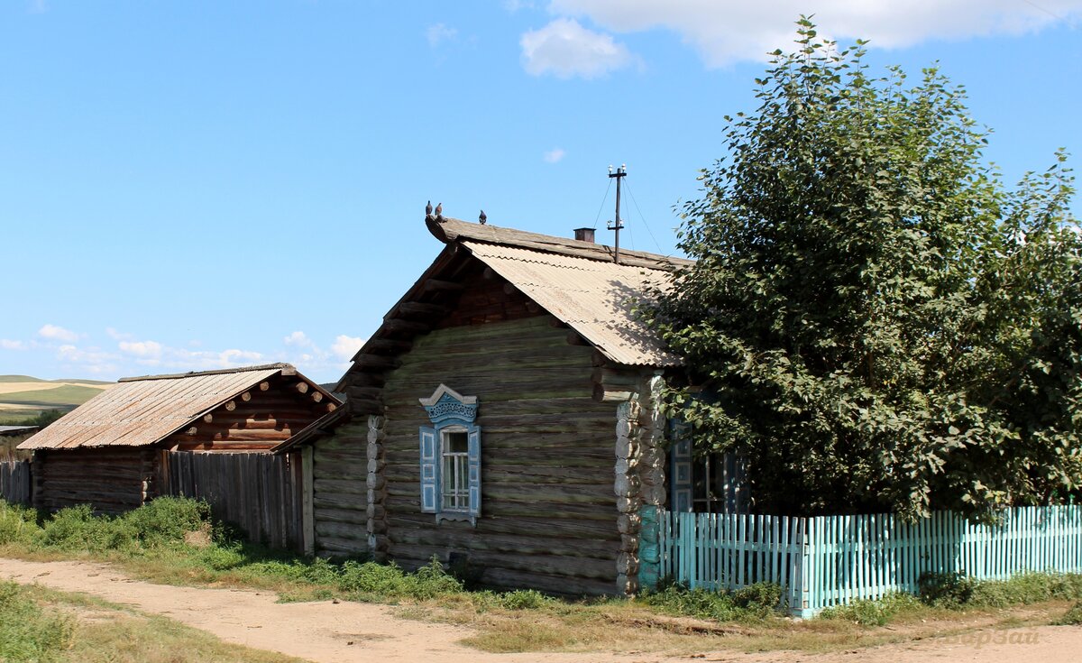 Массивное бревно на крыше - Охлупень  - Конёк, он же Коник, он же Князёк. Сейчас такую старину   редко где можно увидеть  в сёлах России.