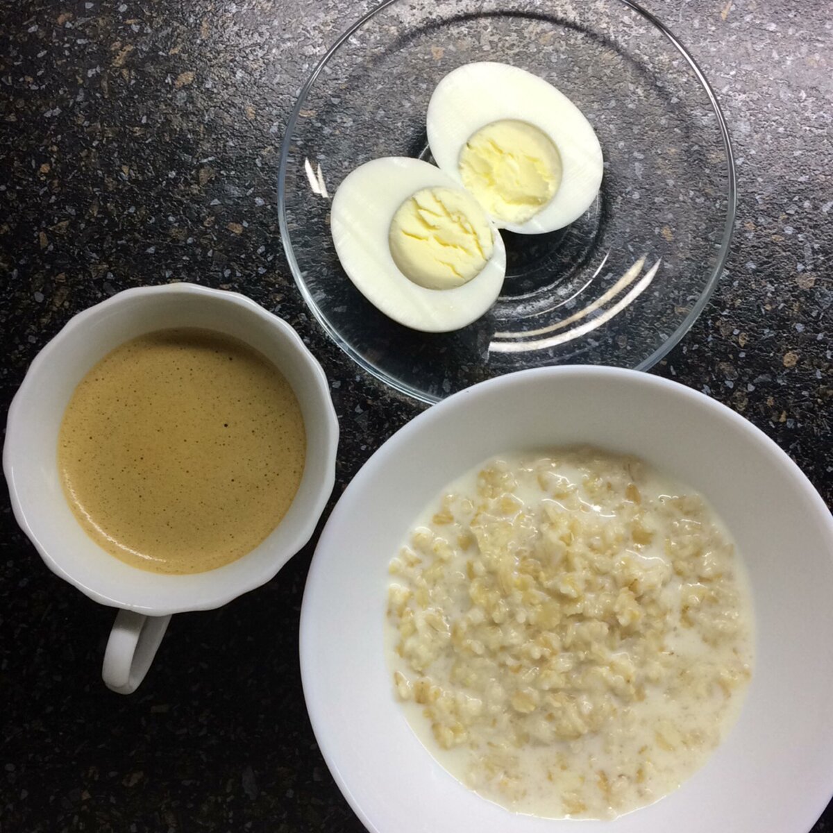 Завтрак каша и чай. Каша на завтрак. Завтрак овсянка и яйцо вареное. Овсянка с яйцом на завтрак. Каша с вареным яйцом на завтрак.