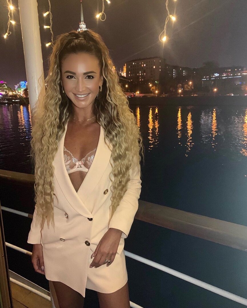 Ольга Бузова вернулась домой с Бали! В своем блоге пишет:
"Моя Величественная грациозная Москва ❤ Я так скучала по тебе, по этому ритму, шуму и суете! Это необъяснимая энергия, которая меня заряжает ! 🚀🚀🚀Любимый город, в котором хочется жить, творить, достигать совершенства. 💫 Я дома 🙏🏻 я вдыхаю полной грудью воздух и я счастлива! Мои родные, мои любимые, мои друзья расстоянием проверятся всё! И я хочу сказать Вам : «Люблю, дорожу и очень скучала...» . Я по настоящему богата, потому что, у меня есть Вы - моё богатство !