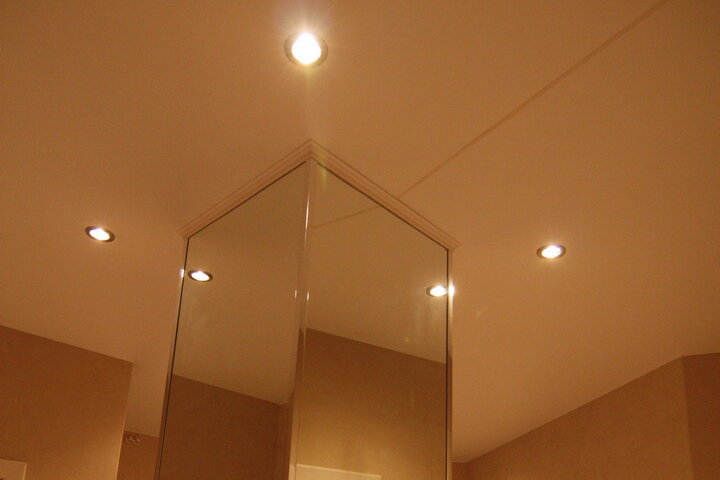 Верх колонны, подсвеченный светильниками