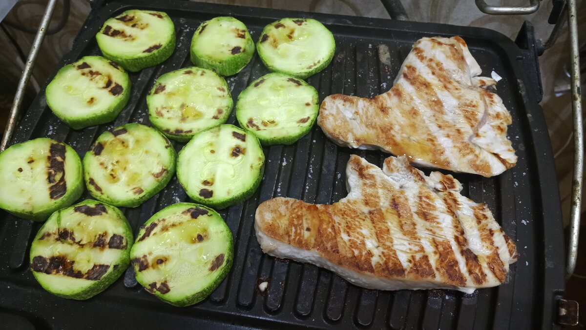 Один из приемов пищи не только в процессе подготовки, но и в обычной жизни, когда не готовлюсь к соревнованиям. Выглядит это, конечно, вкусно. Но... Хочется и сладенького и жирненького иногда поесть...