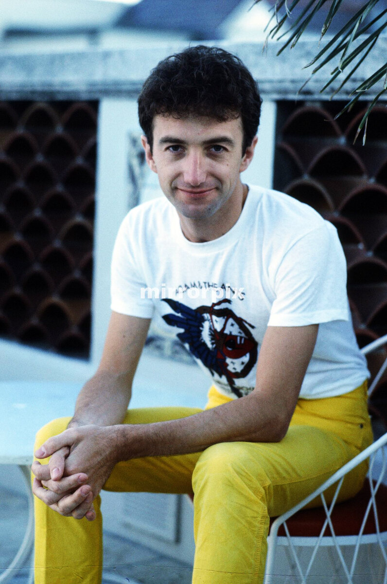  Скромный британский музыкант Джон Дикон