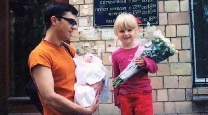 Сергей с Олей забирают Сашу из роддома. 2002 год