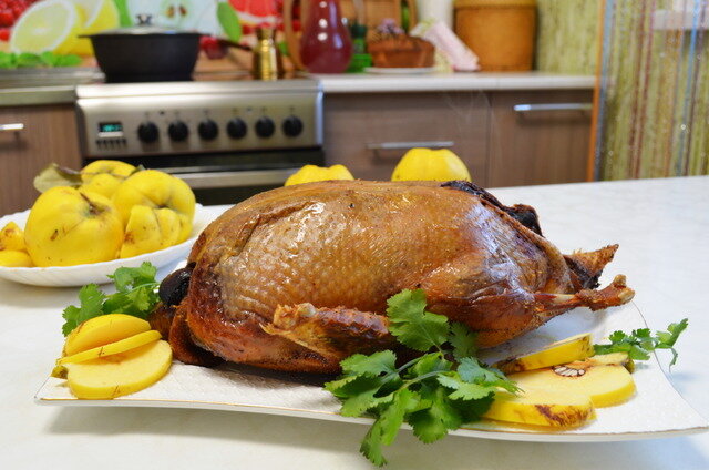 Предлагаю вариант утки не так как все привыкли, с яблоками, а с айвой.