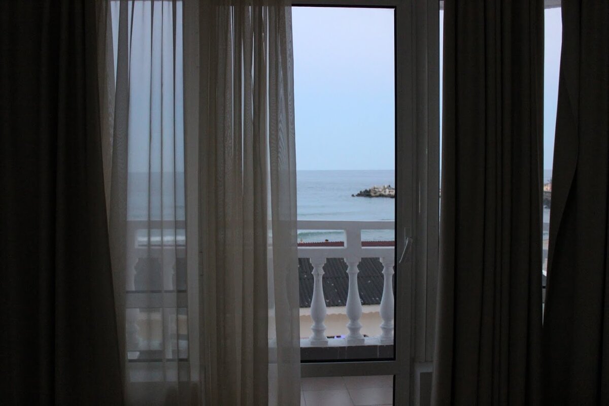 Вид на море из номера отеля на побережье. Лето 2017 г.