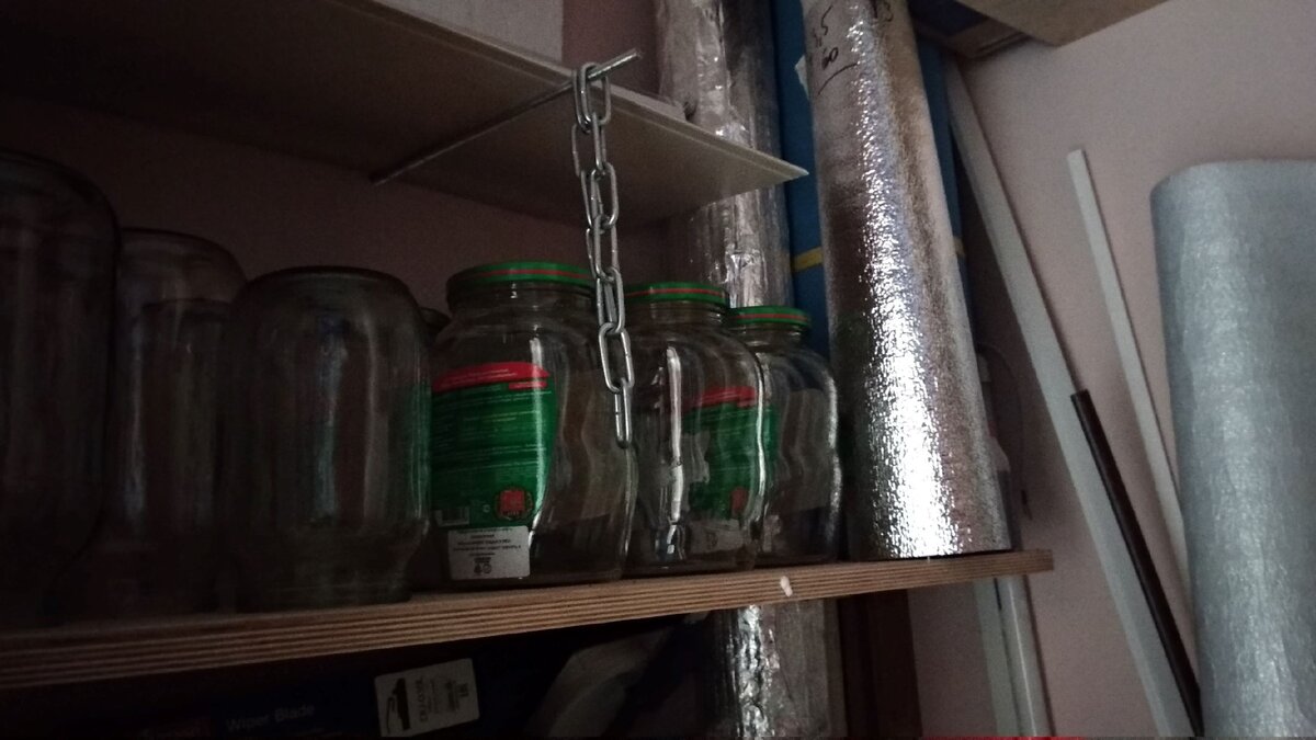 На полках ничего ценного нет.