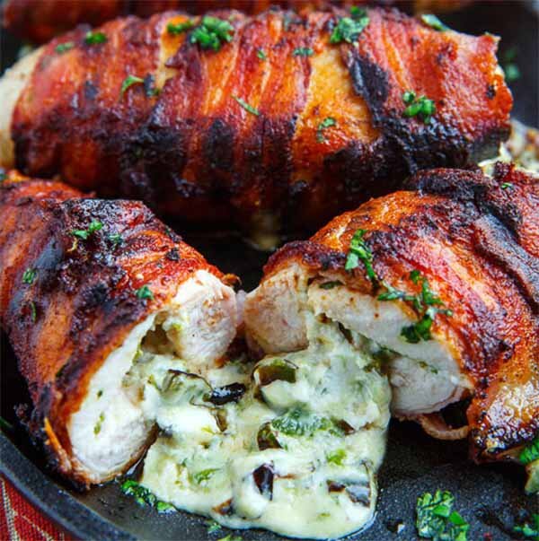 Вкусный шашлык на шпажках из курицы можно приготовить из куриных грудок.  Этот рецепт годится как для мангала, так и для духовки. Эти шашлыки так и ждут, что вы их приготовите в ближайшие выходные!
