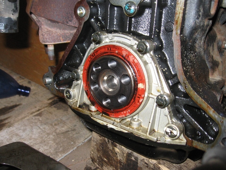 Если из мотора течет масло, то это признак серьезнейший неисправности. Это буквально автомобильная кровь. Это значит, что автомобиль серьезно болен и требуется оперативное лечение. 
Игнорирование протекания нефтепродукта чревато серьезными последствиями для жизни мотора. Лучше всего исправить дефект на начальной стадии развития. В запущенных состояниях ремонт будет очень дорогим и сложным.

Для чего применяется масло в машине?
Мотор машины способствует движению колес. Естественно автомобиль начинает двигаться. Современный двигатель внутреннего сгорания очень сложен, она нуждается в регулярном и качественном обслуживании. Когда мотор заведен его температура сильно повышается. Между деталями происходить сильное трение. А моторная смазка еще и охлаждает двс. Нефтепродукт обеспечивает правильный обмен тепла между деталями и внешней средой.

Очень важно контролировать уровень машинного масла и заглядывать под транспортное средство. Если в двигателе есть утечка нефтепродукта, его внешний вид сильно ухудшается. Масло, впитывает грязь и пыль. Сильная утечка может привести к воспламенению.

Причины течи
Причин течи большое количество. Есть, как серьезные причины для переживания, так и банальные как перелив или некачественный масляный фильтр. Но в этой статье рассмотрим течь масла между крышкой коленвала и поддоном.

Почему течь возникает через поддон? Да, все банально просто. Вы небрежный водитель! Или, предыдущий хозяин был таким. Чаще всего такая проблема встречается на внедорожниках или на автомобилях, которые передвигаются по суровым условиям. Автомобиль на бездорожье ударяется об крышку поддона, она мнется и трескается и получается течь смазки. В этом случае необходима срочная замена поддона. Игнорирование приведет к капитальному ремонту двигателя!

На старых автомобилях часто течь появляется между крышкой коленвала. Дело, в том, что под крышкой установлены передние и задние сальники. С возрастом эти сальники теряют свою герметичность и начинают пропускать смазку. Как правило, в этом случае, пятна масла появляются на асфальте после стоянки. В таком случае необходимо срочное оперативное лечение. Устранять неисправность обойдется в копеечку. Да, и сам процесс замены трудоемкий. Необходимо вынимать и разбирать мотор!