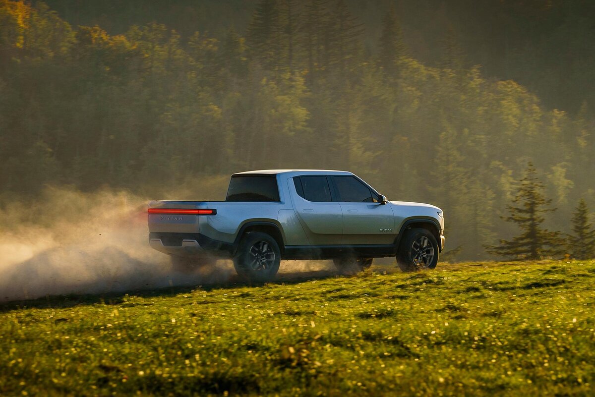 Основу силовой установки электропикапа Rivian R1T составляют 4 электрических двигателя, каждый мощностью 147 кВт.