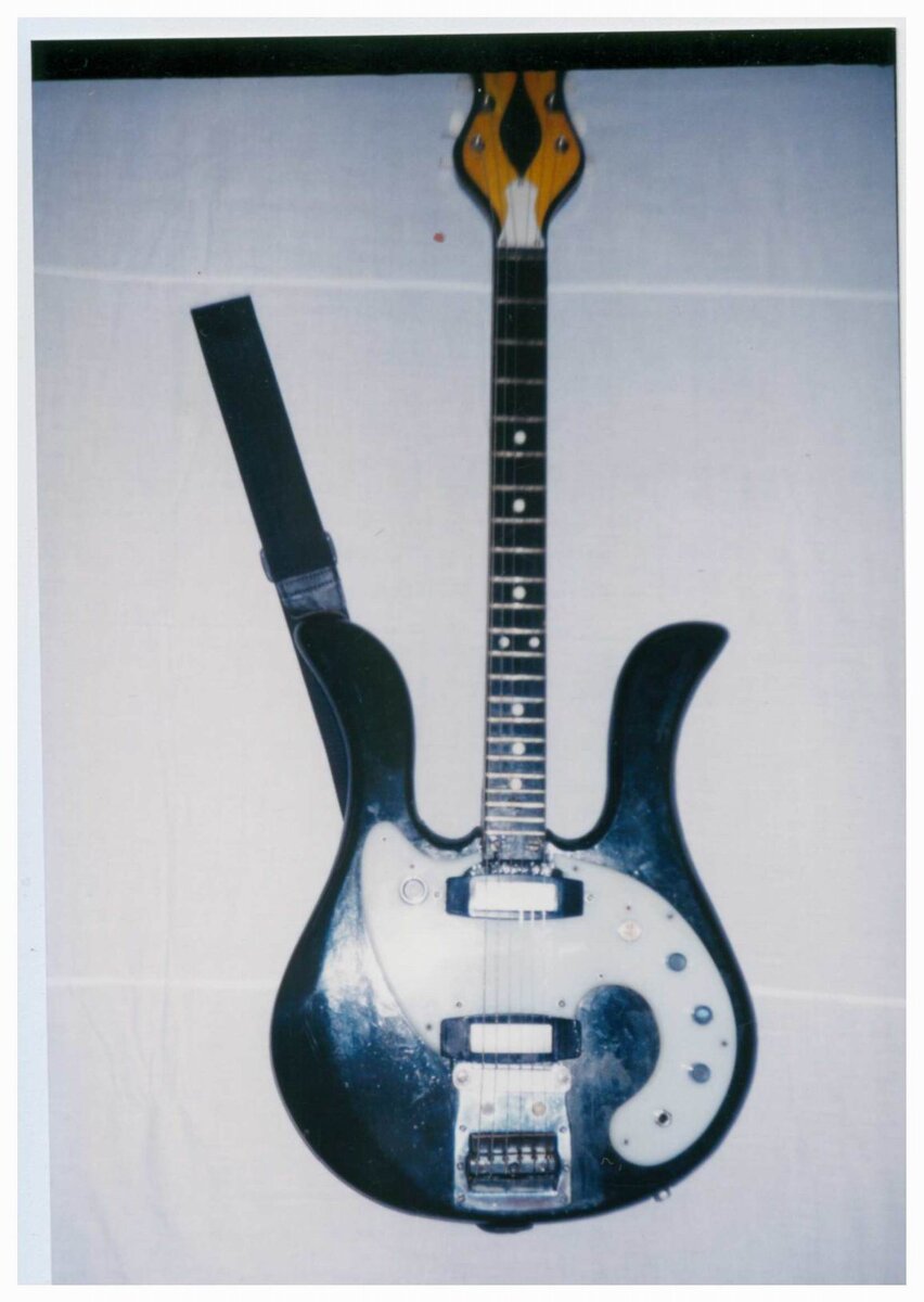 Самодельная электрогитара «Чёрная лира»