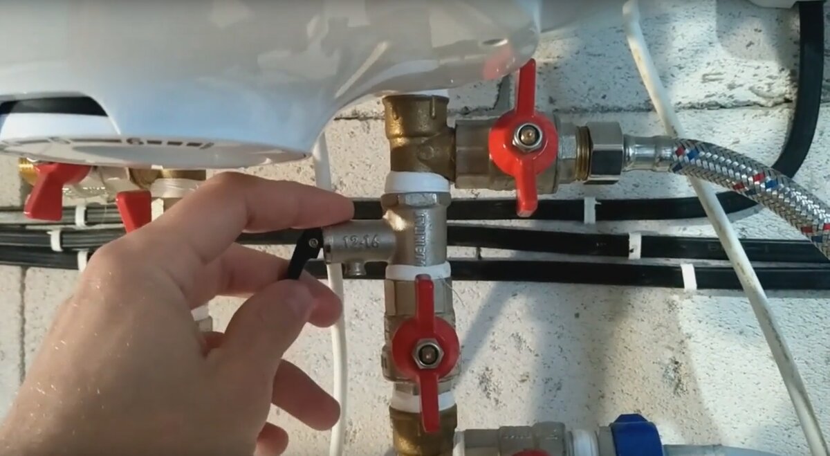 С бойлера с клапана капает вода. Sewage Pipe на водонагревателе. Кран шаровый для подключения бойлера снизу. Клапан для водогрейки самому собрать. Как проверить обратный клапан водонагревателя.