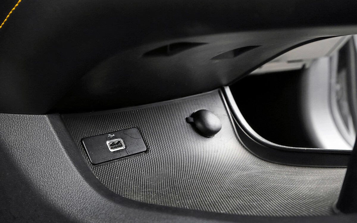 Сквозной карман в центральном туннеле дополнен 12‑вольтовой розеткой и USB-портом.