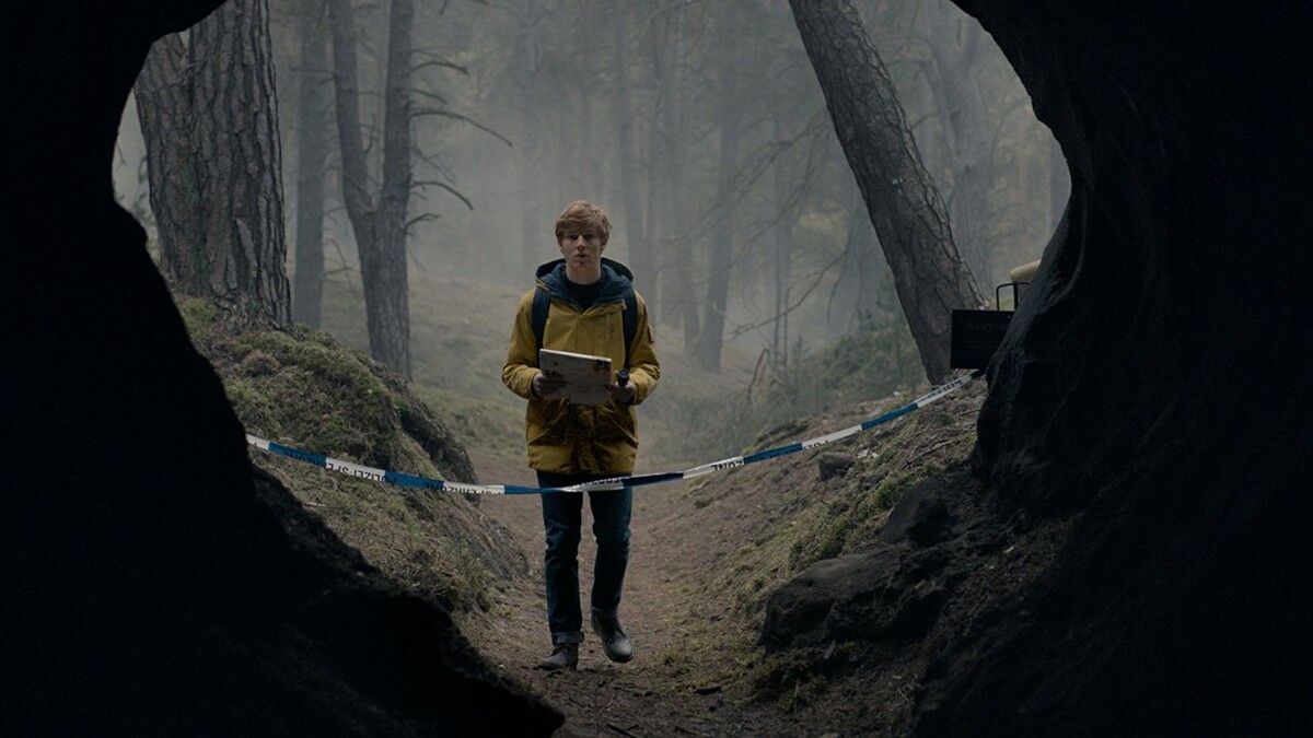 «Тьма» — немецкий драматический телесериал с элементами научной фантастики, созданный Бараном бо Одаром и Янтье Фризе. Действие сериала разворачивается в вымышленном городке Винден и рассказывает истории четырёх семей, которые тесно переплетаются друг с другом, а также с прошлым, настоящим и будущим Виндена.