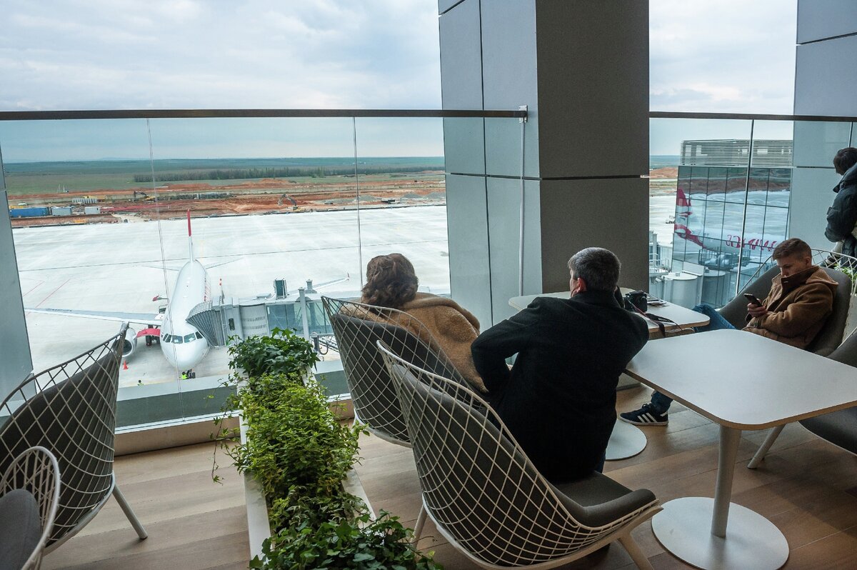 Пассажиры в аэропорту / Фото аэропорта Симферополь