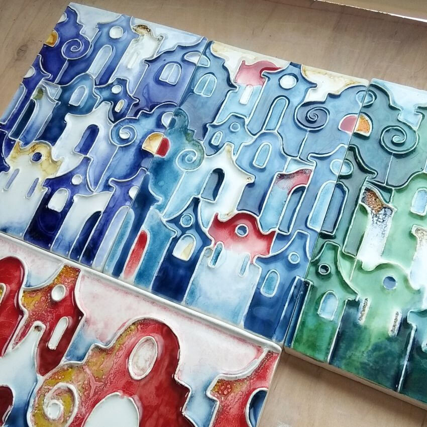 Рельефные изразцовые плитки для печи и камина с изображением стилизованных европейский городов