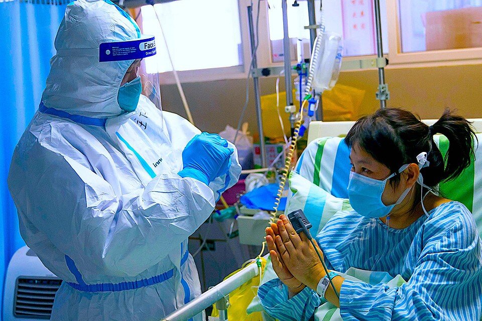  Ответ на вопрос “когда” вроде бы известен: в конце декабря 2019 года в Китае, в городе Ухань. А уж потом в Европе, России, США. Но у медиков и ученых все чаще появляются сомнения.Фото: GLOBAL LOOK PRESS