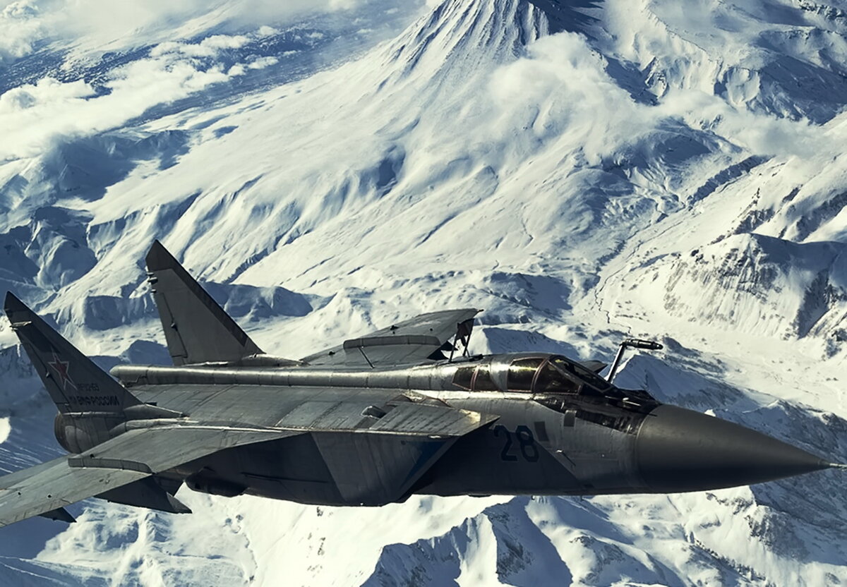 Бортовой радиолокационный комплекс МиГ-31БМ  способен одновременно обнаруживать до 24 воздушных целей.