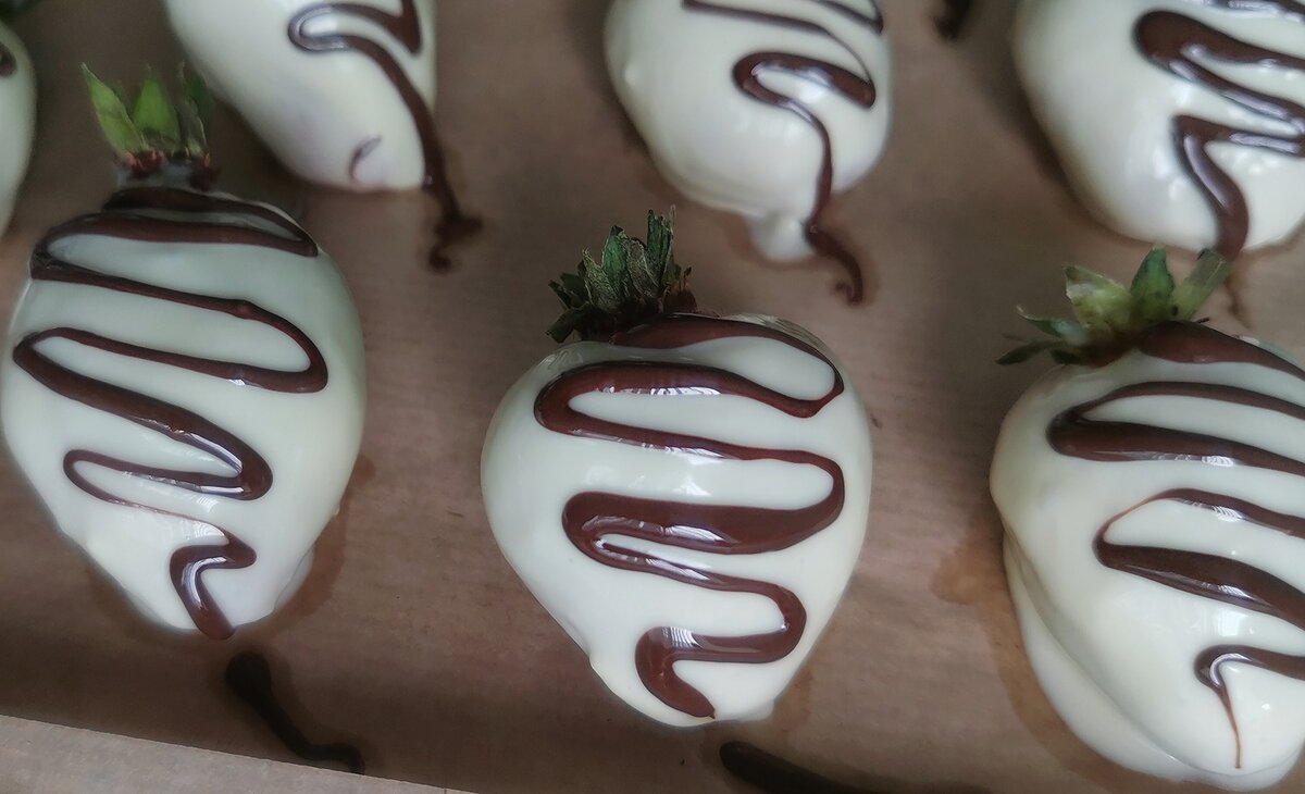 Клубника обладает богатым витаминно-минеральным комплексом и считается одним из самых лучших источников витамина С. Кроме того, в ней содержится набор биологически активных веществ, которые вносят большой вклад в систему защиты организма и снижают риск развития воспалений.