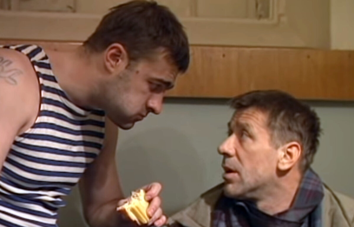 Андрей Краско в роли Андрея Ивановича Краснова и Михаил Пореченков в роли Алексея Николаева. Кадр из кинофильма "Агент национальной безопасности", 1999 г., режиссеры Эрнест Ясан, Дмитрий Светозаров, Виталий Аксенов, сценаристы Игорь Агеев, Владимир Вардунас, композиторы Андрей Иванов, Андрей Сигле. Скриншот кадра для иллюстрации