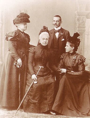 Семейное фото - Герцогиня Александра Иосифовна, мать Веры, с внучкой и ее мужем. Вера -  слева  от матери.