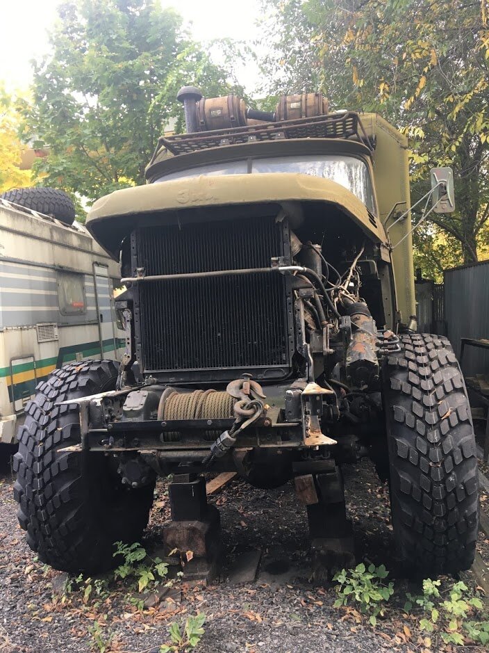 Машина стоит на чурбаках. 