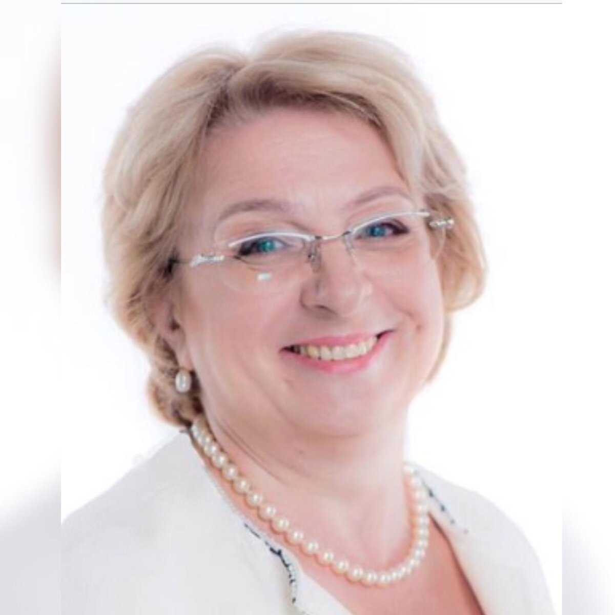 МОЙ ОТВЕТ :  При повышении уровня мочевой кислоты сокращается потребление красного мяса, исключачаются мясные бульоны, субпродукты. Растительный белок при таких нарушения предпочтительнее. Сокращение общего количества белка умеренное. Это не значит, что его нужно ПОЛНОСТЬЮ ИСКЛЮЧИТЬ, и повысить потребление углеводов. Надо худеть!
Нарушение пуринового обмена( высокий уровень мочевой кислоты в крови) очень редко у худых, очень часто у полных. Доктор Шилина А.В.