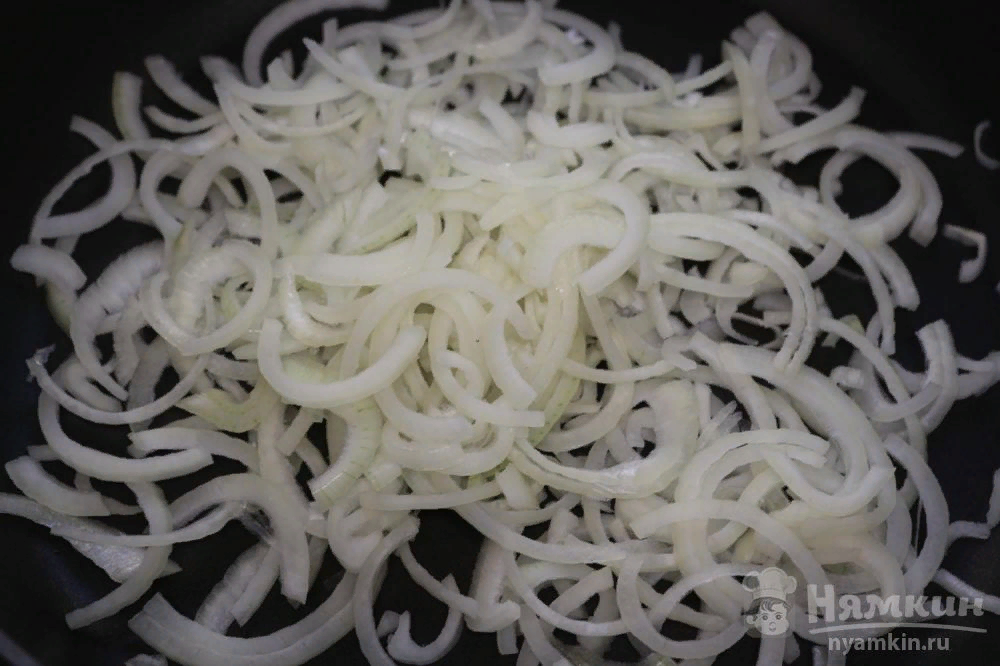 1. Пассируем лук