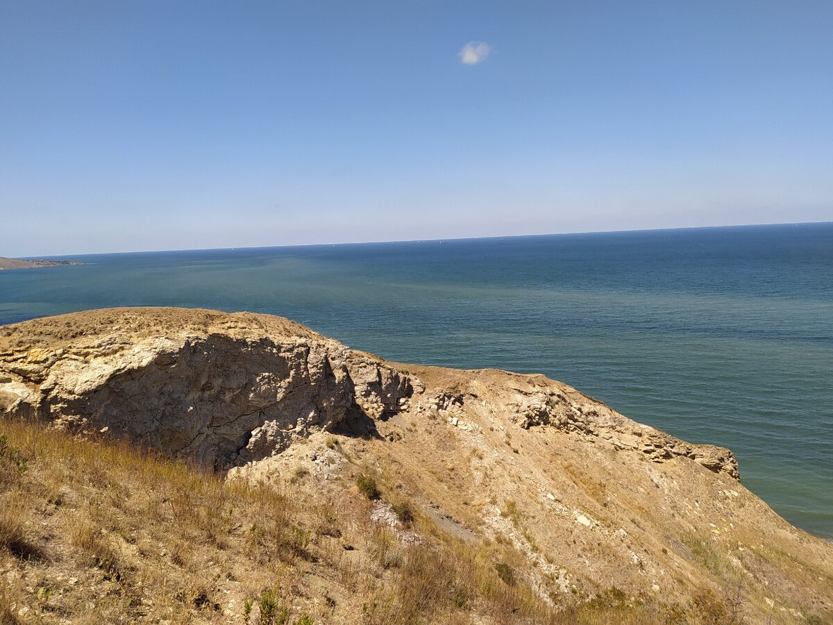 Вода Азовского моря часто бывает мутной на несколько километров от берега вследствие размыва суглинистых берегов