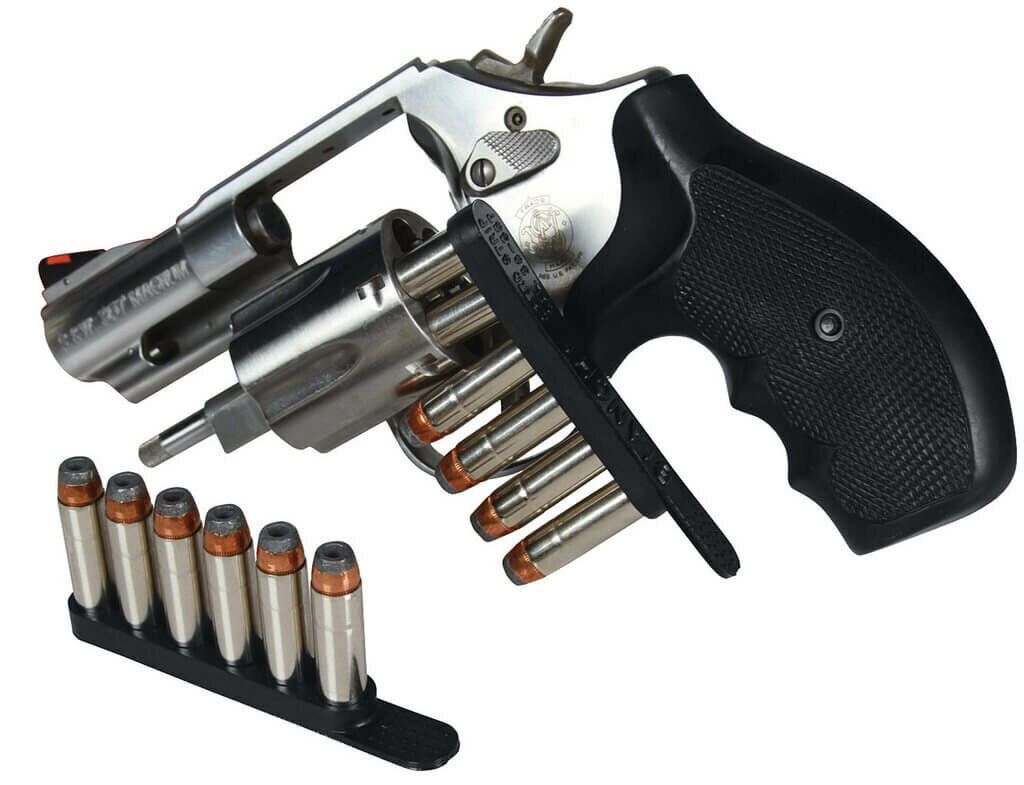 При помощи прямой обоймы стрелок может одновременно снаряжать барабан двумя патронами, после чего донца боеприпасов следует отделить от обоймы и провернуть барабан