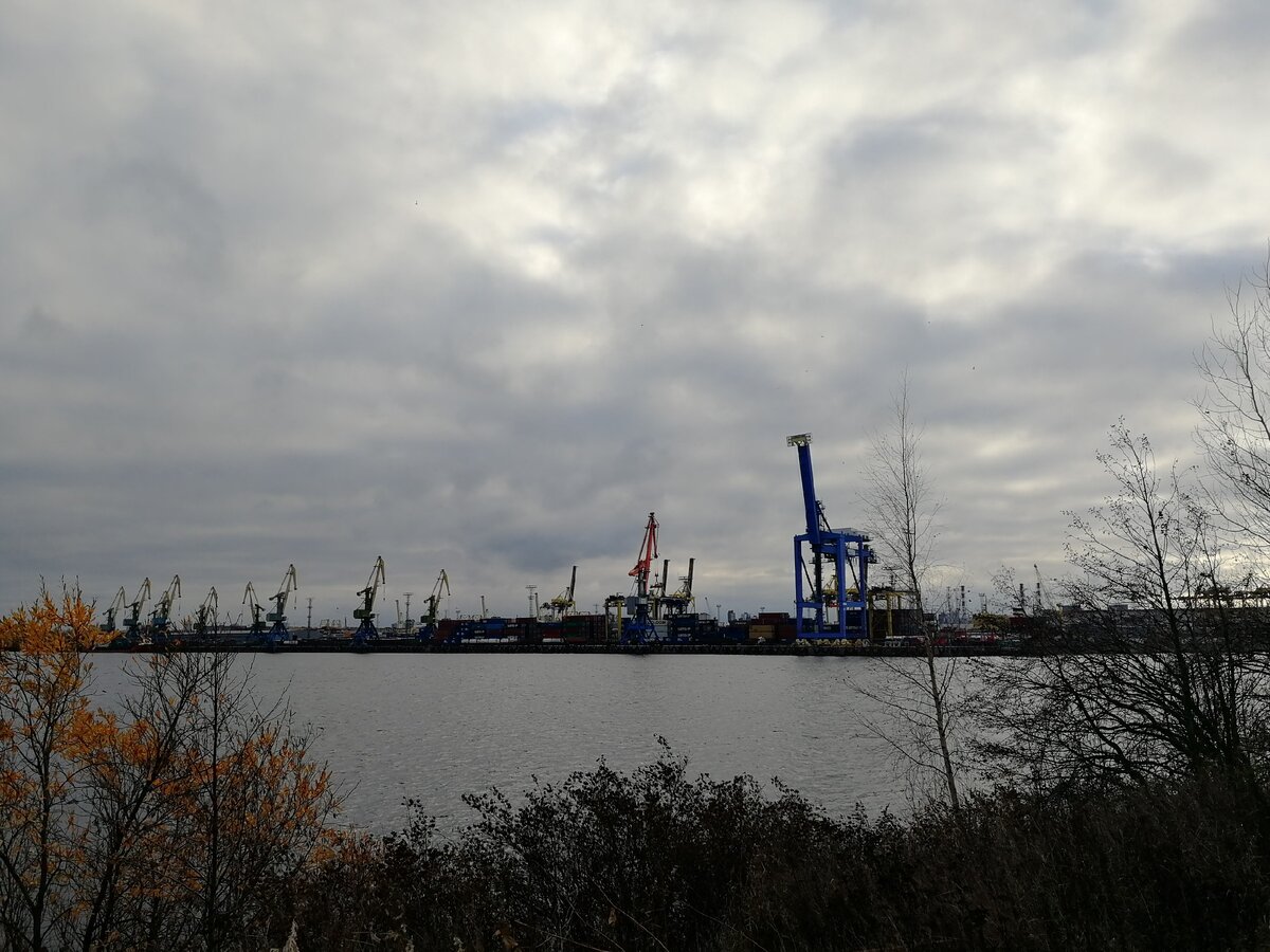 Фото автора. Вид, открывающийся на порт рядом с "телевизором"