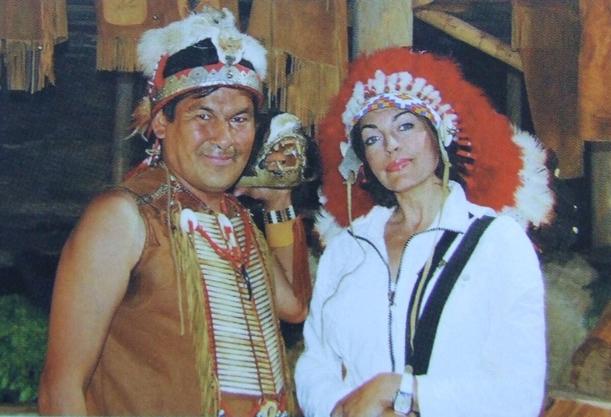 Елена Бомбина (справа) и американский индеец Фото из книги 