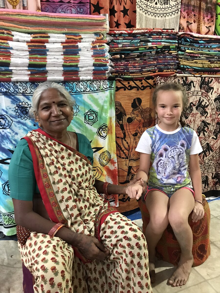 Белые люди для большинства Индийцев считаются священными и они всячески стараются прикоснуться к ним, особенно к детям.