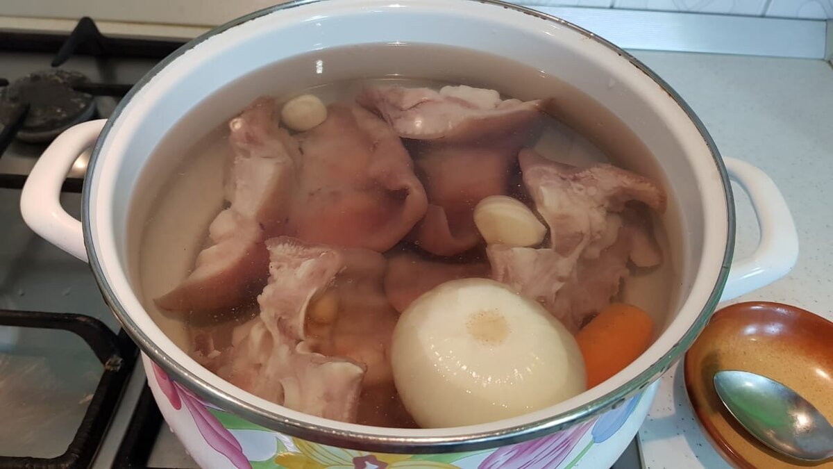 Это удивительно простая в приготовлении, бюджетная и вкусная закуска на хлеб. Среди моих знакомых много тех, кто не отказался бы от такого блюда. Итак, готовим.-4