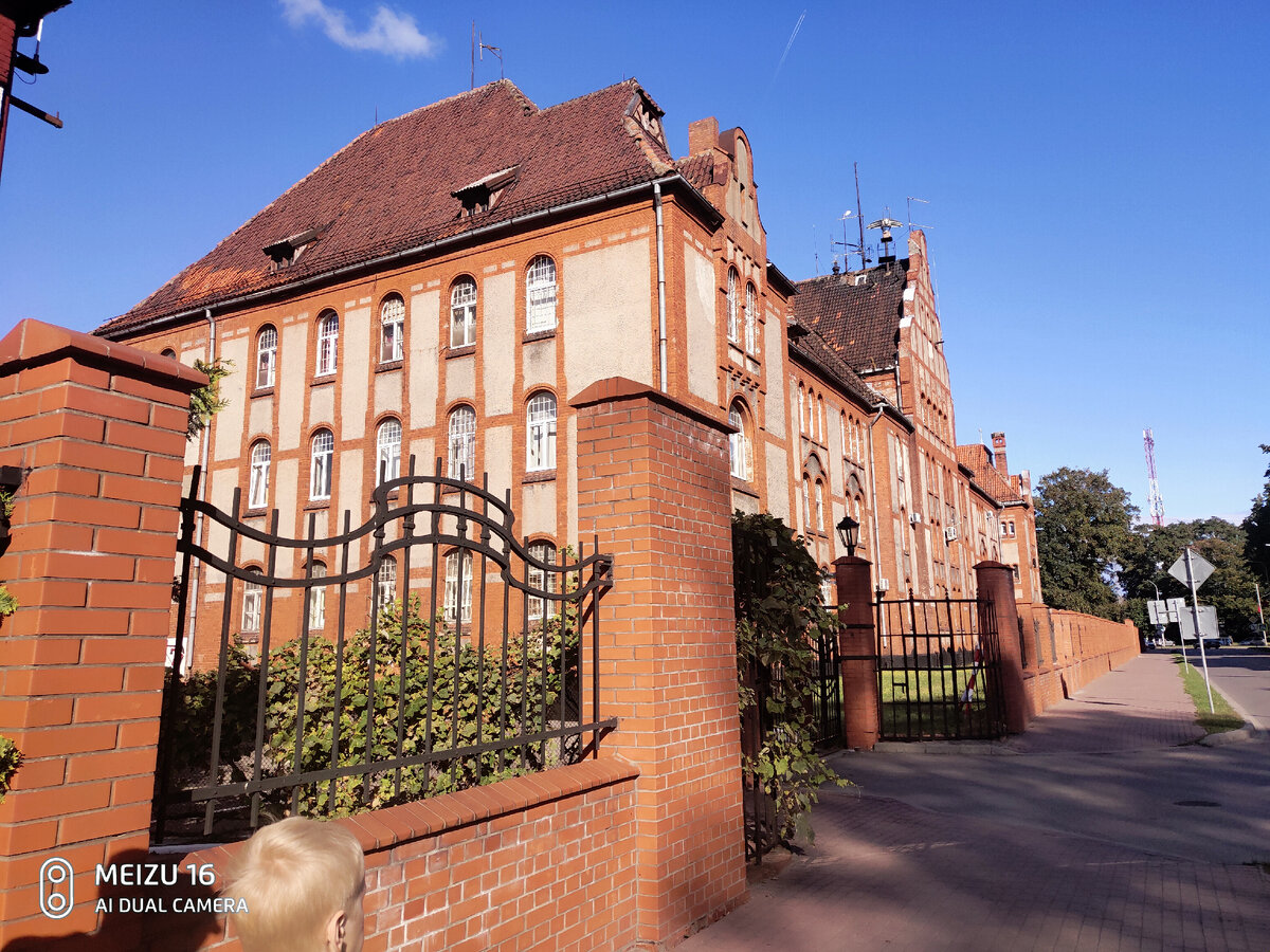 Административные здания, что-то военное, конечно.