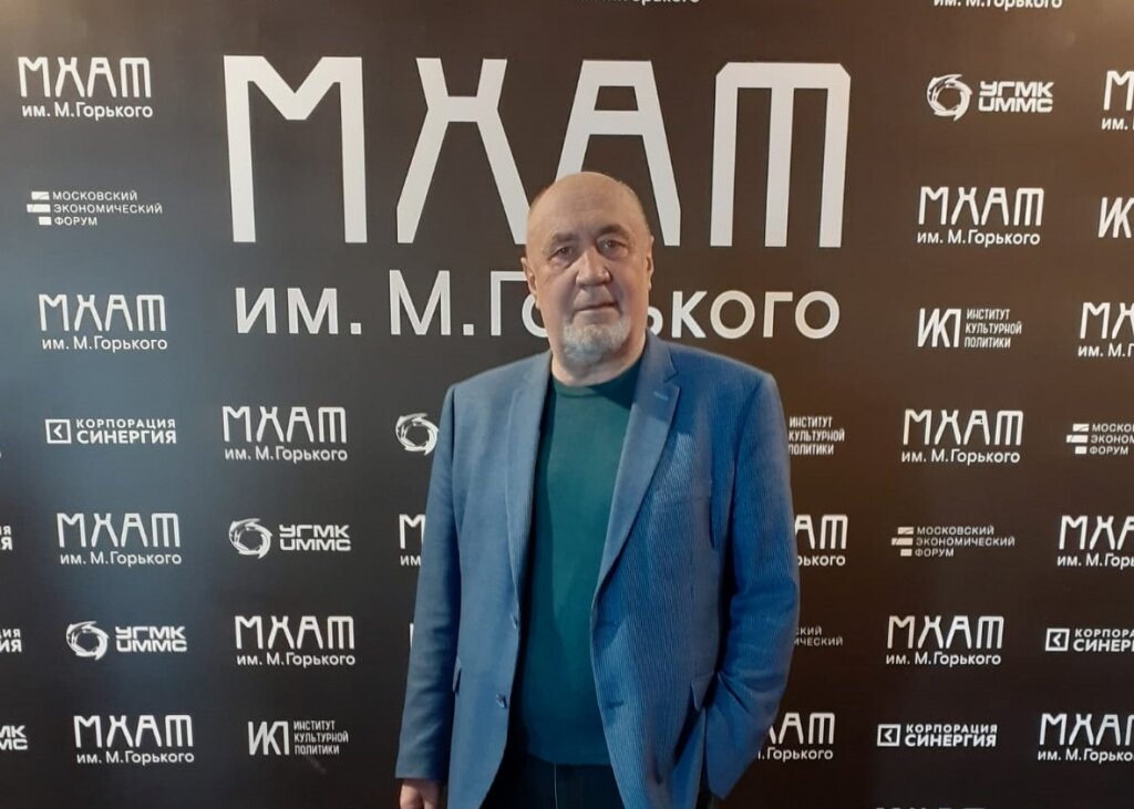 Известный тверской художник Евгений Новиков попал «В переплет!» во МХАТе