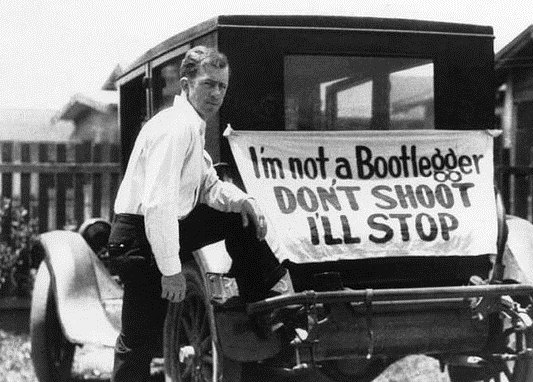 надпись "Я НЕ БУТЛЕГЕР НЕ СТРЕЛЯЙТЕ Я ОСТАНОВЛЮСЬ"