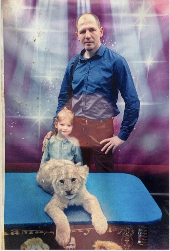 Мне стыдно иметь такое фото в альбоме. львенок на цепи. Фото: архив автора