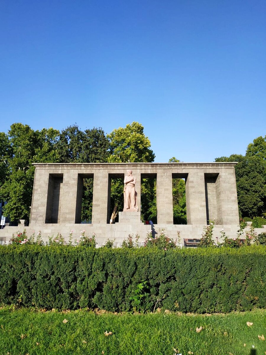 Скульптурная композиция в Ереване. Памятник Степану Шаумяну на фоне 7 пилонов. Автор - Сергей Меркуров.