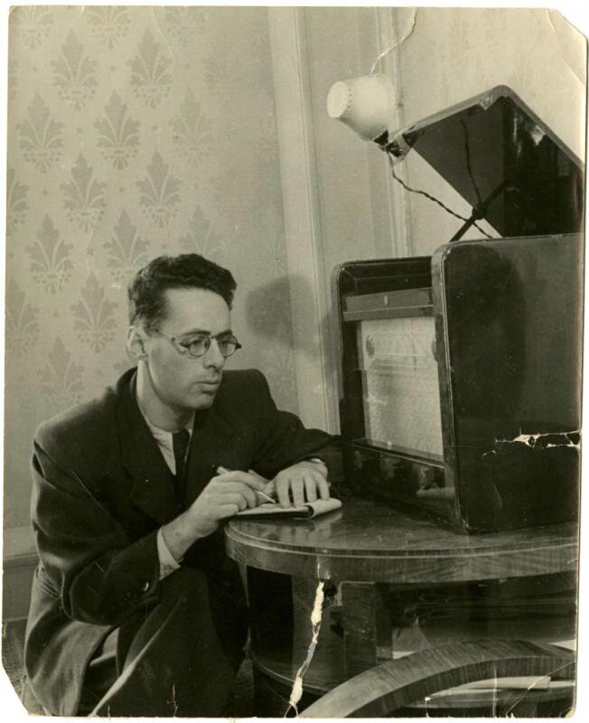 Юрий Левитан за работой у радиоприемника. Источник: Госкаталог.рф
